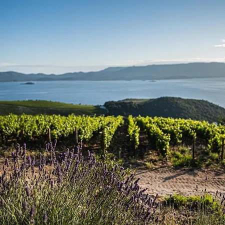 Vakantiehuis Nera Etwa House Lovorje