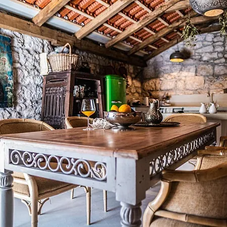 Vakantiehuis Nera Etwa House Lovorje